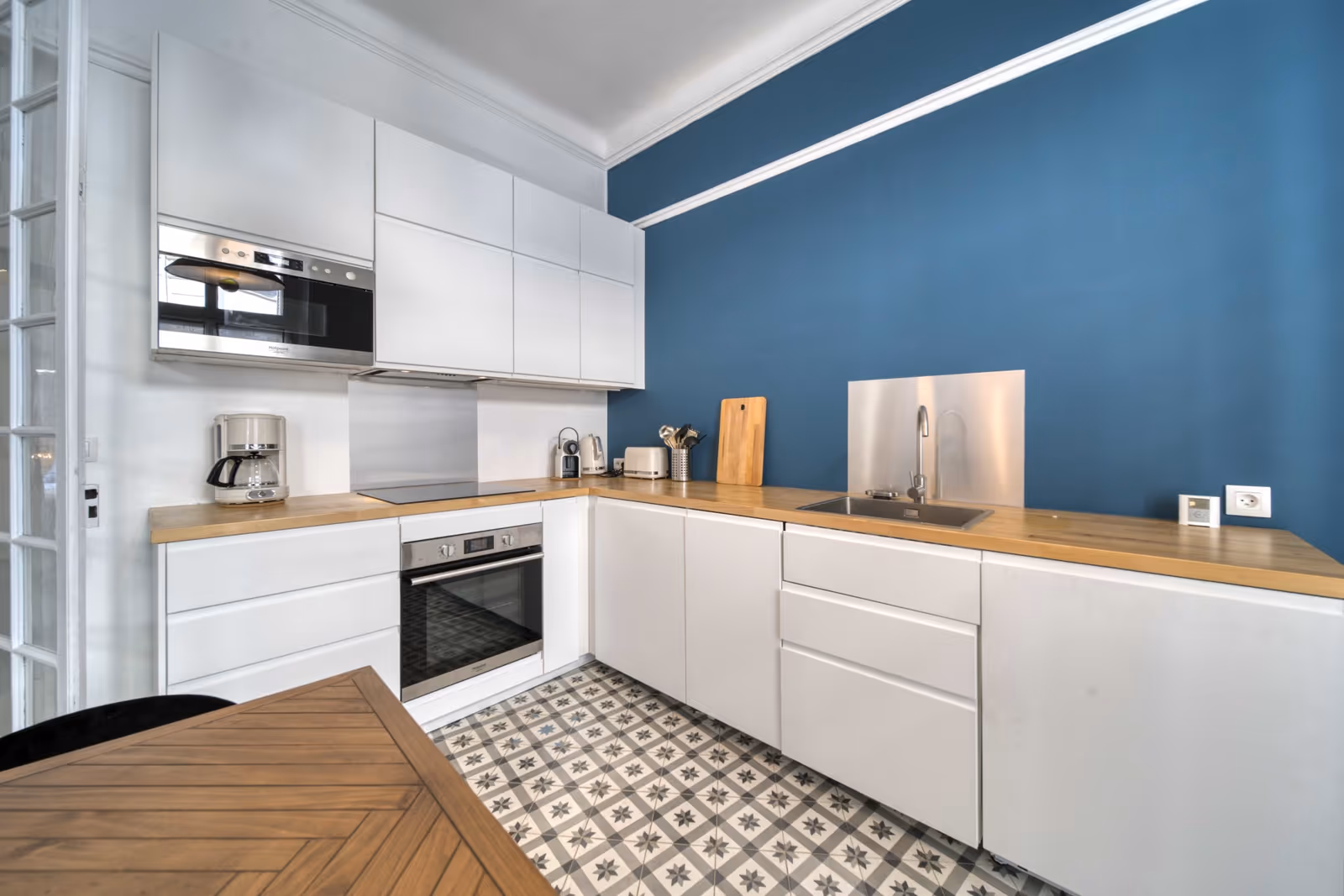 2-Bedroom Apartment on Rue d'Antibes in Cannes — view 3