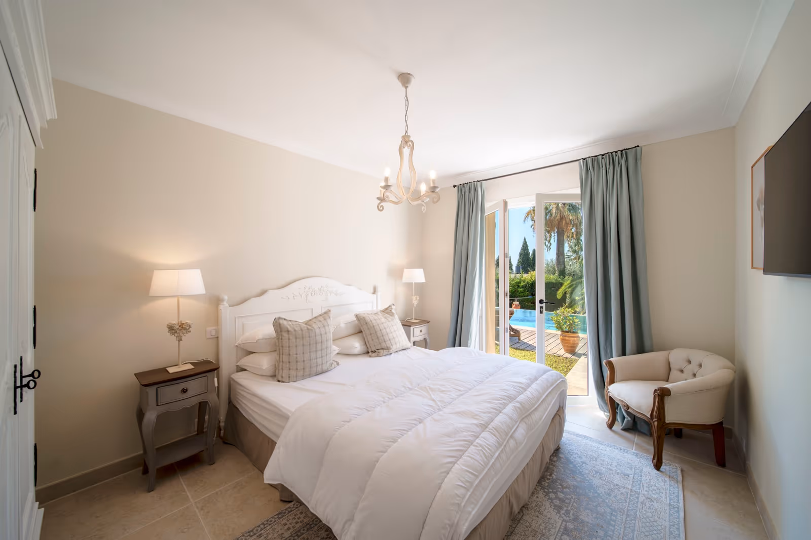 5-Bedroom Villa in Cannes with Pool & Private Cinema — view 10