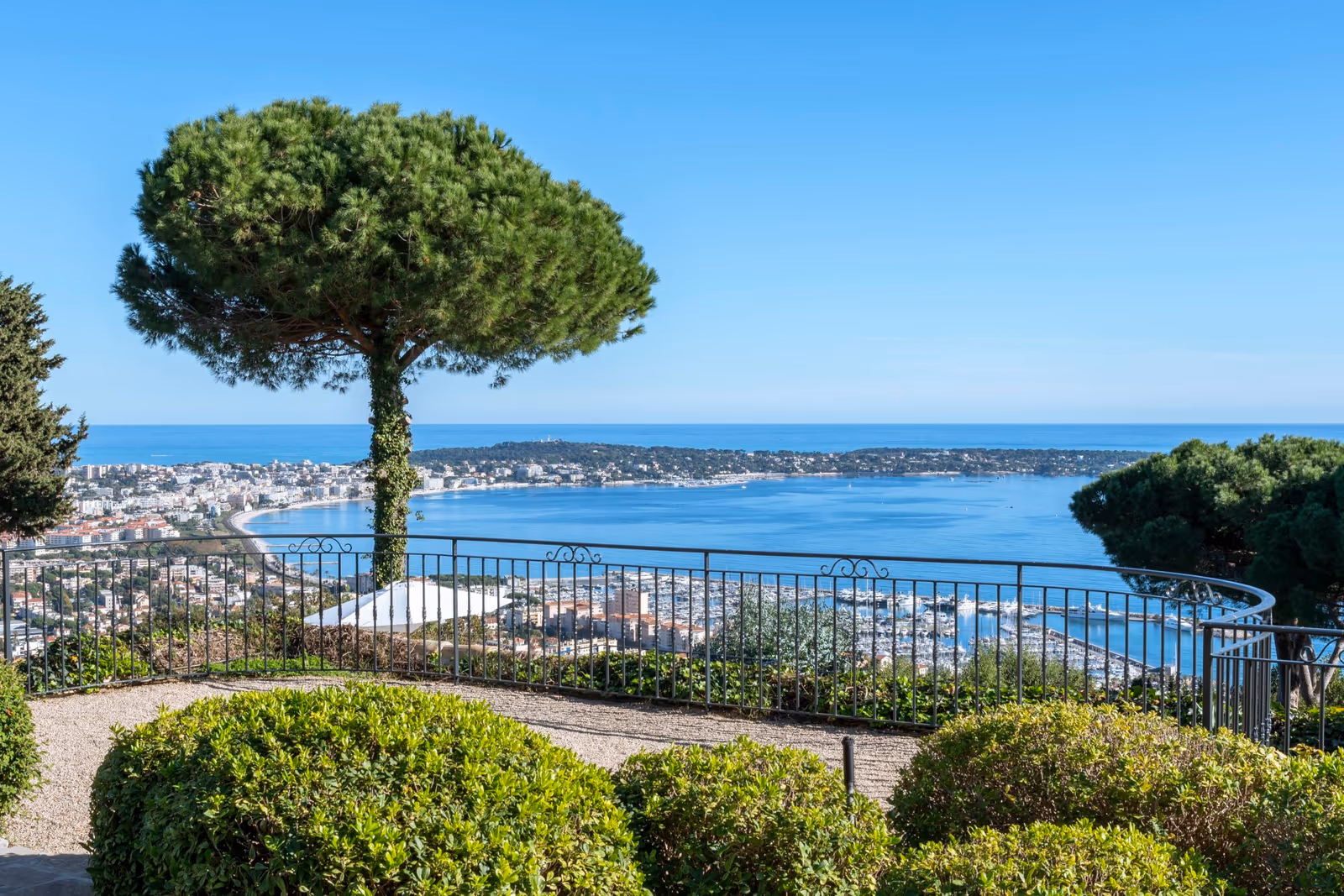 7-Bedroom Villa in Super-Cannes with Sea View & Tennis — view 5