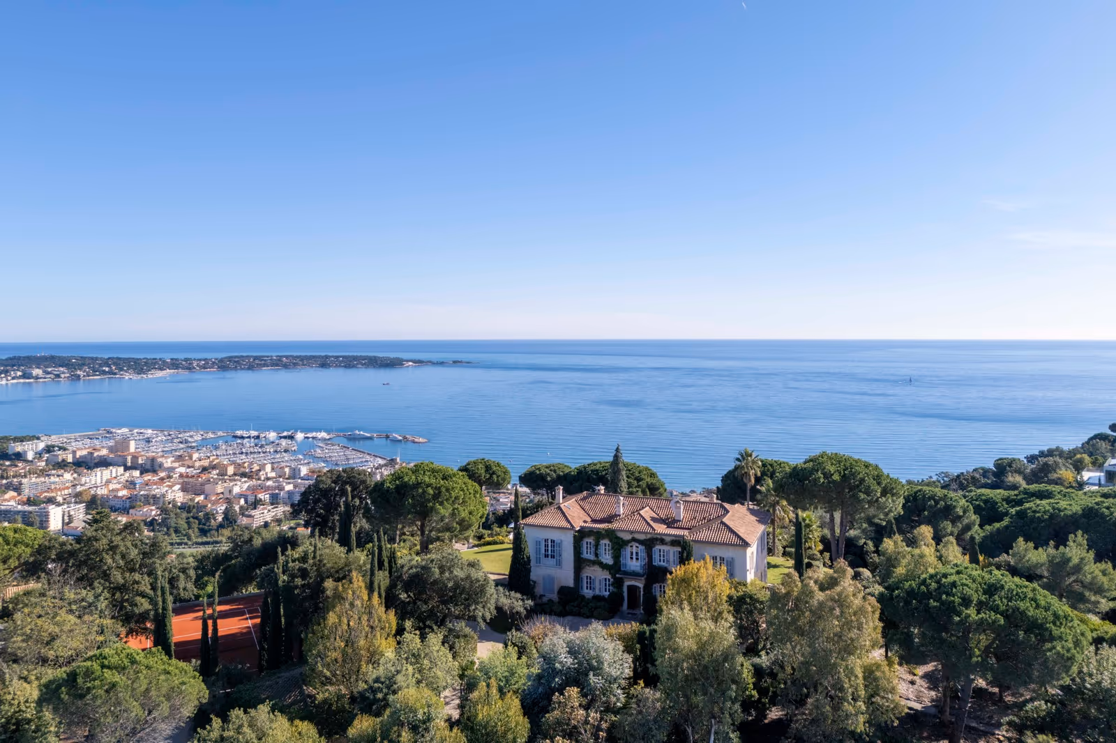 7-Bedroom Villa in Super-Cannes with Sea View & Tennis — view 24