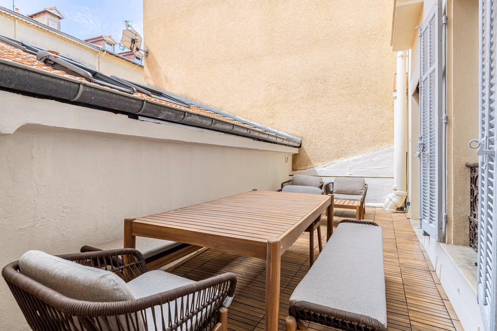 3-Bedroom Renovated Apartment in Cannes with South Terrace — view 15
