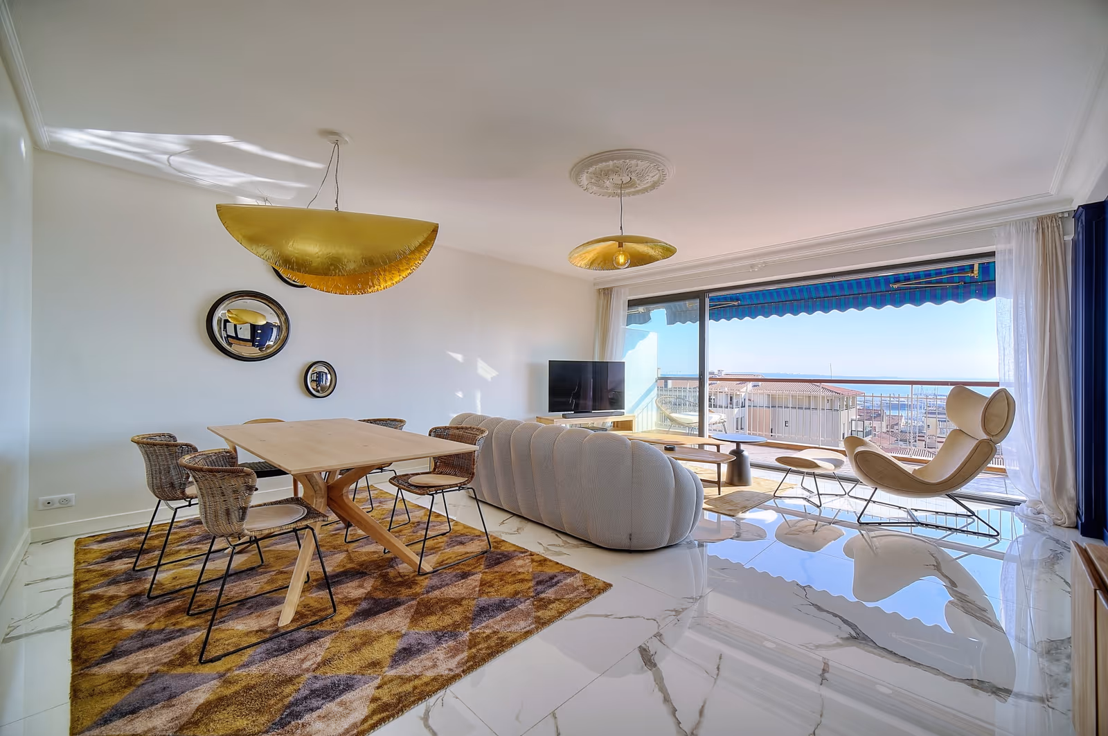 2-Bedroom Sea View Apartment in Cannes Centre — view 1