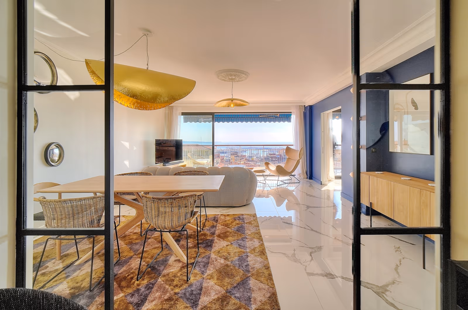 2-Bedroom Sea View Apartment in Cannes Centre — view 2