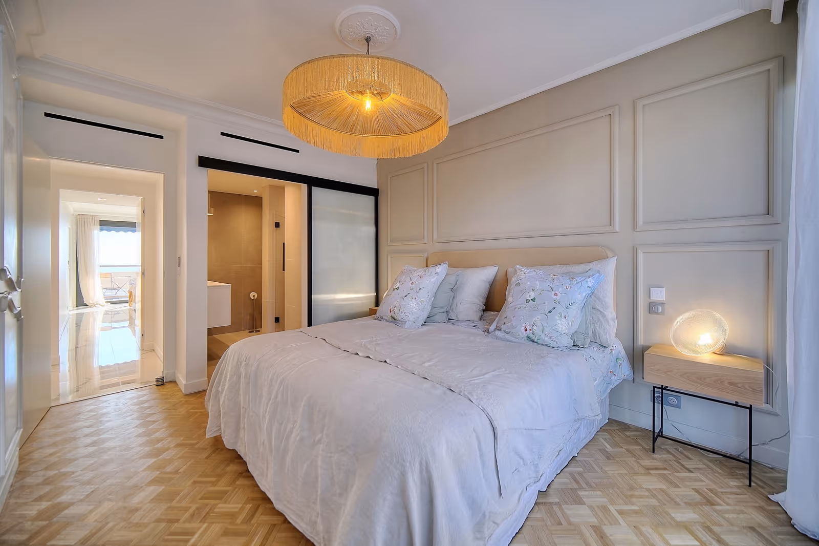 2-Bedroom Sea View Apartment in Cannes Centre — view 9