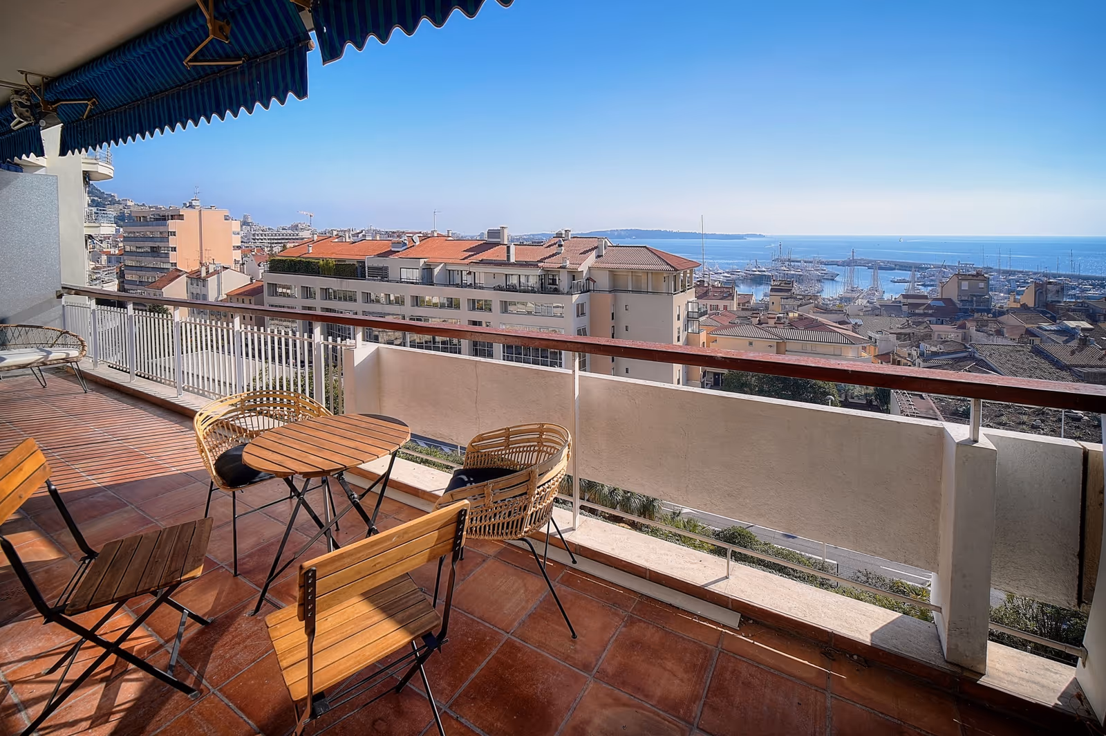 2-Bedroom Sea View Apartment in Cannes Centre — view 15
