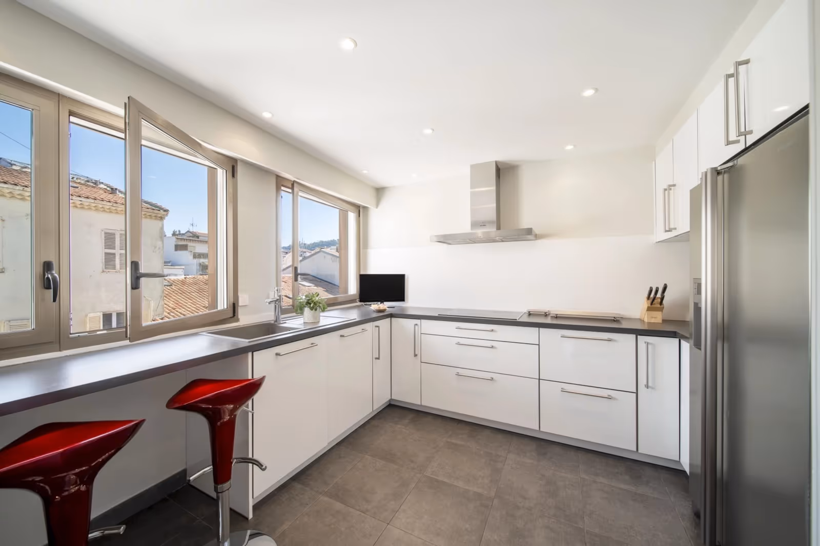 1-Bedroom Apartment in Cannes Centre with Teak Terrace — view 6