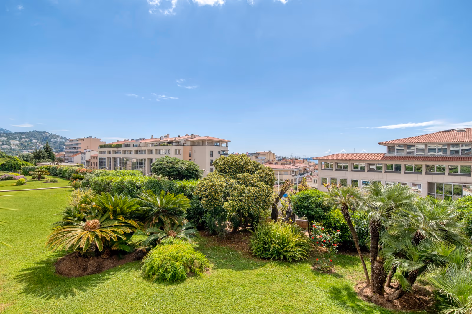 3-Bedroom Apartment in Cannes with Terrace & Parking — view 22